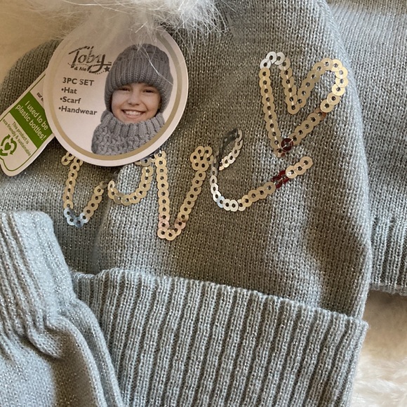 Scarf, hat,gloves! - Picture 4 of 6